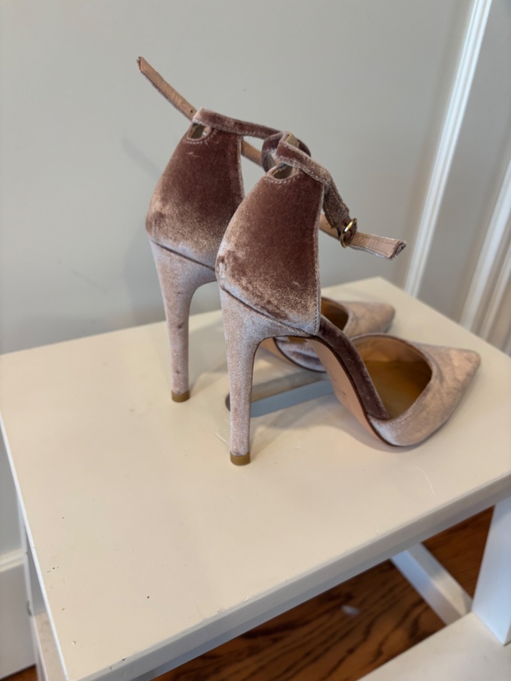 Stuart Weitzman - Picture 4 of 6